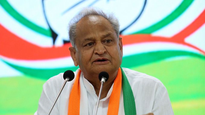 अशोक गहलोत के &lsquo;इंदिरा गांधी भाजपा पर प्रतिबंध लगा देतीं&rsquo; बयान पर राजनीतिक विवाद तेज