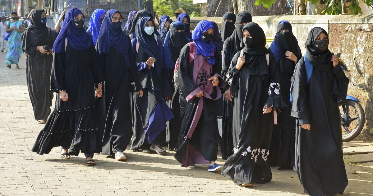 कर्नाटक सरकार ने स्कूलों में धार्मिक प्रतीकों पर लगा 2022 का प्रतिबंध वापस लिया