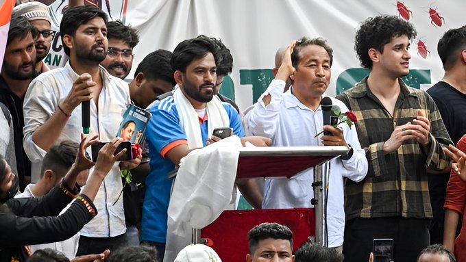 दिल्ली में कॉकरोच जनता पार्टी का दूसरा प्रदर्शन, समर्थकों को थाली-चम्मच लाने का आह्वान