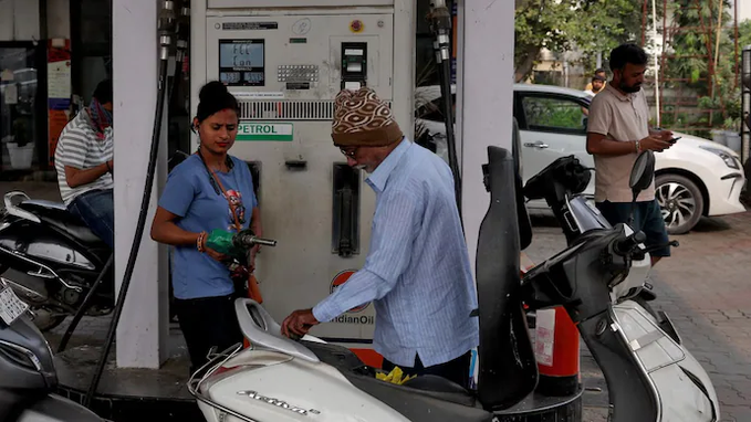 ईरान संघर्ष के दौरान ₹125 प्रति लीटर तक पहुंच सकता था पेट्रोल, इथेनॉल मिश्रण से कीमतें नियंत्रित रहीं: केंद्र