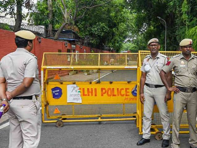 दिल्ली पुलिस ने एनईईटी विरोध से जुड़े प्रधानमंत्री मोदी पर आपत्तिजनक पोस्ट हटाने के निर्देश दिए