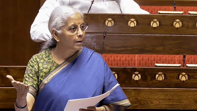 निर्मला सीतारमण बोलीं, पेट्रोल-डीजल एक्साइज कटौती से ₹1 लाख करोड़ का राजस्व असर