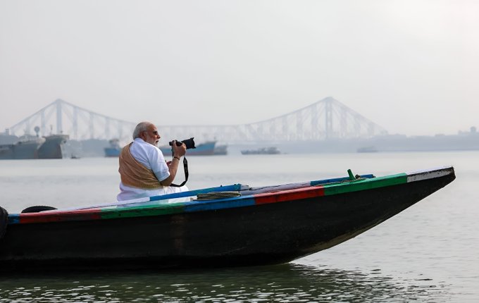 पीएम मोदी ने हुगली नदी किनारे बिताए पल, बंगाल से 'मां गंगा' संदेश साझा किया