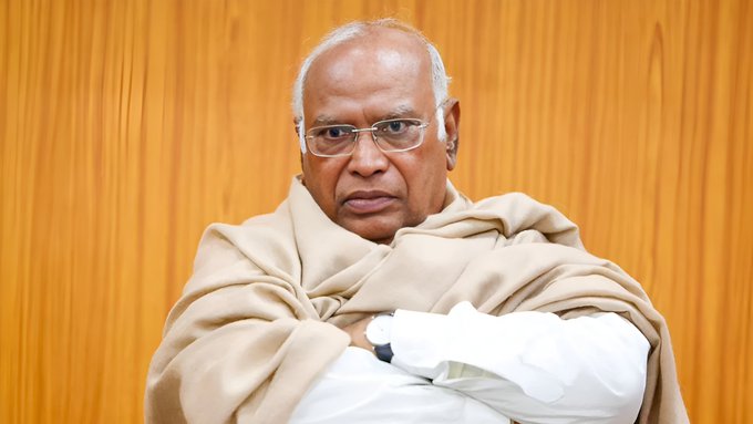 खड़गे ने कहा कर्नाटक CM बदलाव तुरंत नहीं, जल्द सुलझेगा मुद्दा
