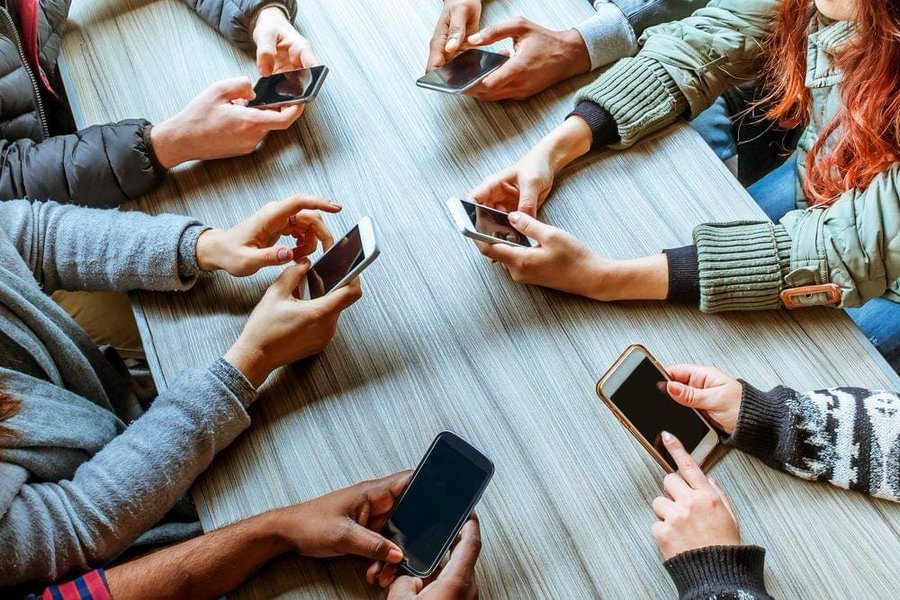 भारत में 85.5% घरों में स्मार्टफोन, 99.5% युवा UPI का करते हैं उपयोग: सर्वे