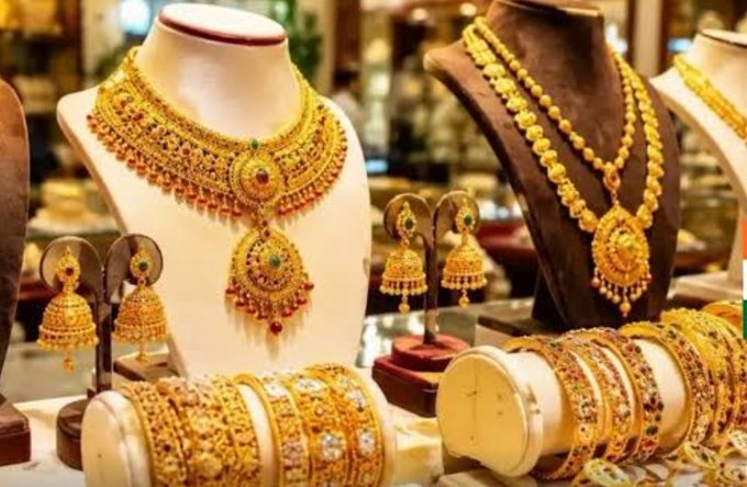सोने की मांग में 70% गिरावट, आयात शुल्क बढ़ने के बाद बाजार पर बड़ा असर