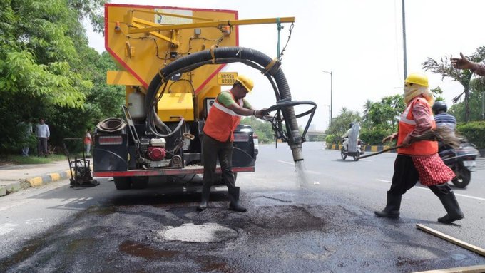 दिल्ली सरकार ने गड्ढों की मरम्मत के लिए ‘स्प्रे, इंजेक्शन, पैचिंग’ तकनीक अपनाई, 5 मिनट में होगा समाधान