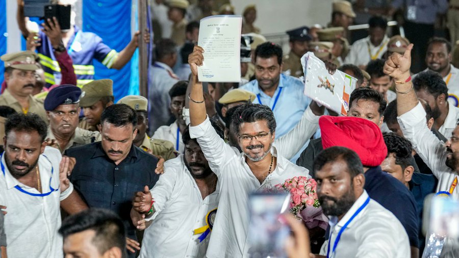 सरकार गठन अनिश्चितता के बीच AIADMK ने विधायकों को पुडुचेरी रिसॉर्ट भेजा