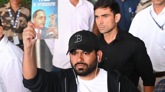कॉकरोच जनता पार्टी के संस्थापक अभिजीत दिपके भारत लौटे, प्रदर्शन अनुमति के लिए पहुंचे संसद मार्ग थाने