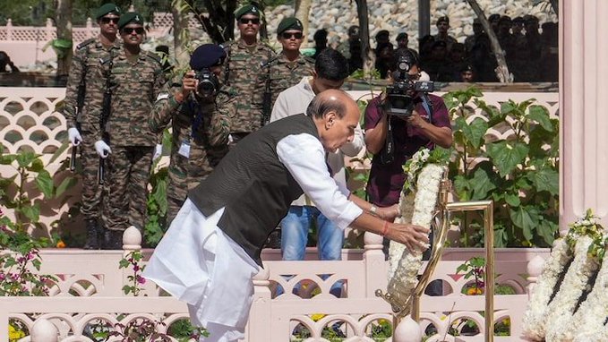 कारगिल विजय दिवस पर द्रास युद्ध स्मारक पहुंचे रक्षा मंत्री राजनाथ सिंह, शहीदों को दी श्रद्धांजलि