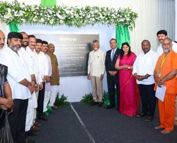 आंध्र प्रदेश सीएम चंद्रबाबू नायडू और रिन्यू CEO सुमंत सिन्हा ने अनाकापल्ली में 5400 करोड़ के सोलर वेफर प्लांट का शिलान्यास किया