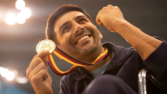 'चंदू चैंपियन' के लिए राष्ट्रीय पुरस्कार जीतने के बाद कार्तिक आर्यन का भावुक पल, माता-पिता संग मनाया जश्न
