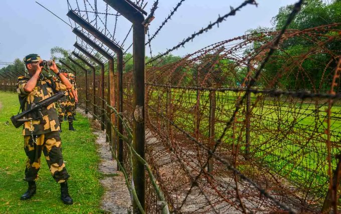  पश्चिम बंगाल सरकार ने बीएसएफ को 142.79 एकड़ जमीन सौंपी, सीमा पर फेंसिंग बुनियादी ढांचे को मिलेगा बल