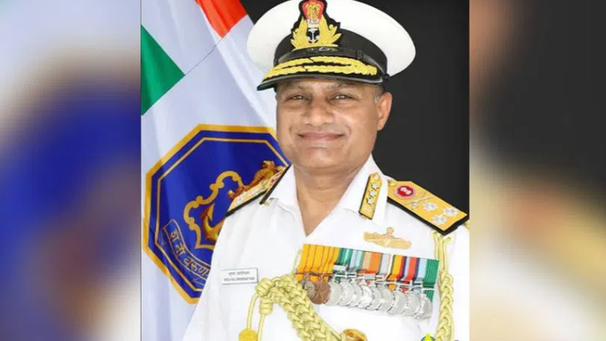 एडमिरल कृष्णा स्वामीनाथन ने नौसेना प्रमुख का पद संभाला, एडमिरल दिनेश कुमार त्रिपाठी हुए सेवानिवृत्त
