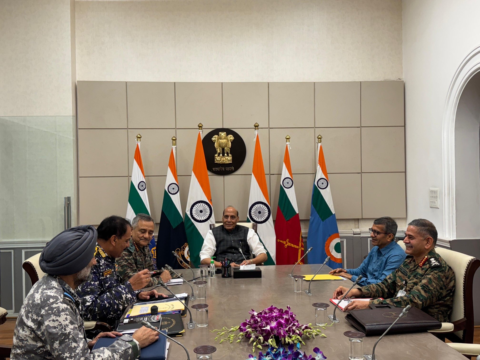 रक्षा मंत्री राजनाथ सिंह ने तीनों सेनाओं के प्रमुखों और चीफ ऑफ डिफेंस स्टाफ के साथ उच्चस्तरीय बैठक की