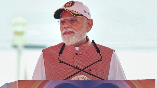 कोलकाता में पीएम मोदी ने तीन नौसैनिक युद्धपोत राष्ट्र को समर्पित किए, बोले- समुद्र से जुड़ा है विकास और समृद्धि
