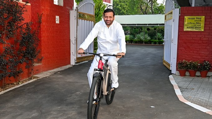 हरियाणा CM नायब सैनी साइकिल से पहुंचे सुखना लेक, लोगों से ईंधन बचाने की अपील