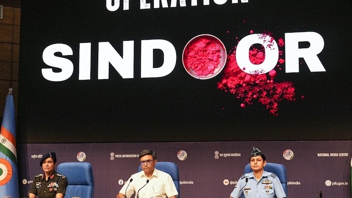 ऑपरेशन सिंदूर: भारत का तीनों सेनाओं द्वारा पाकिस्तान में आतंकवादी ठिकानों पर सटीक हमला